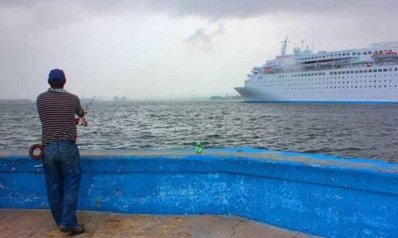 Pescador en el malecón. Foto: Francis Sánchez