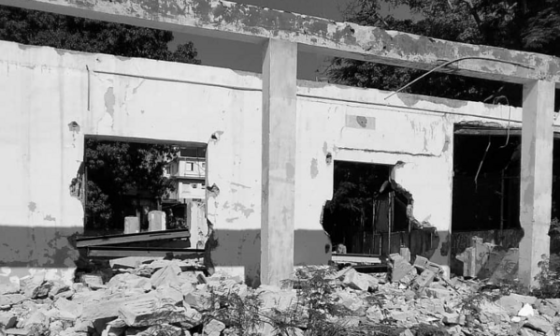 Un derrumbe en La Habana, Cuba, muestra un viejo edificio en ruinas que llena la calle de escombros.