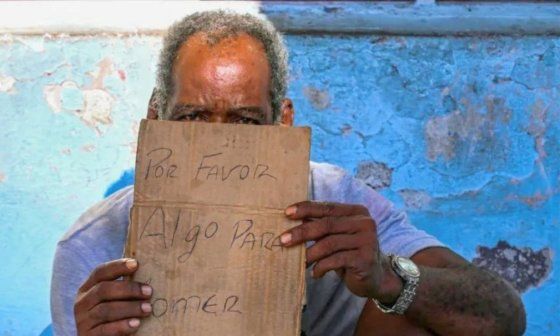 Hombre afrodescendiente en condición de calle en Cuba.