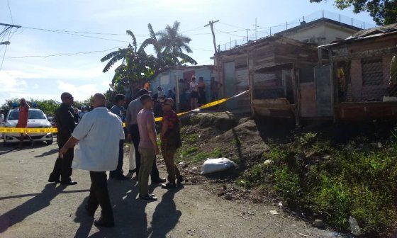 Agentes policiales y peritos en la zona donde fue hallado el cadáver.