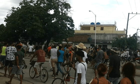 Personas en la calle aglomeradas.