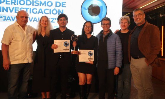 Miembros del jurado con los ganadores del primer premio.