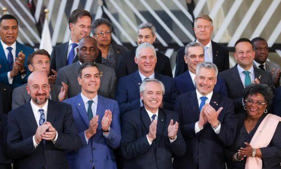 Miguel Díaz-Canel, en el centro, junto a otros de los mandatarios participantes en la Cumbre UE-CELAC.