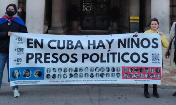 Cubanos protestan contra el encarcelamiento de ciudadanos por motivos políticos.