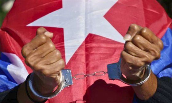 Performance frente a la sede de la ONU para exigir la libertad de los presos políticos cubanos (2021). Foto: ProActivo Miami.