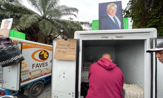 El régimen vende alimentos con fotos de Miguel Díaz-Canel en los días previos a los comicios.