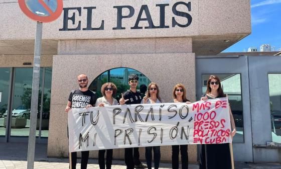 Cubanos protestan frente a la sede del periódico El País.