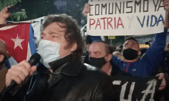 Javier Milei en una protesta con cubanos.