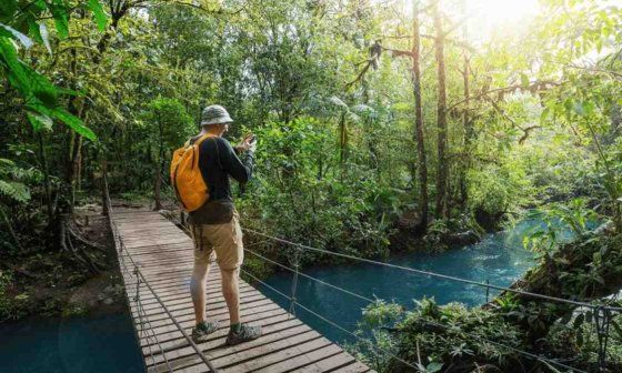 Viajero practicando el ecoturismo.