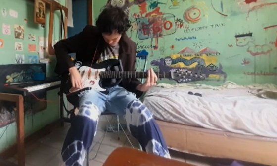 Fotograma del videoclip "No es mi responsabilidad" (2025) del proyecto de punk-rock cubano Sífilis_band, de René Fernández (r4mpi0n).