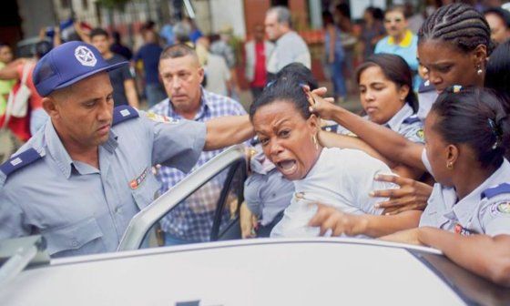 Policía cubana reprime a integrante de las Damas de Blanco durante una protesta en La Habana (10 de diciembre 2015). Foto: Reuters. 
