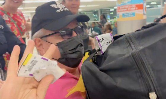 Ex-dirigente del PCC Manuel Menéndez Castellanos llegando a Miami.