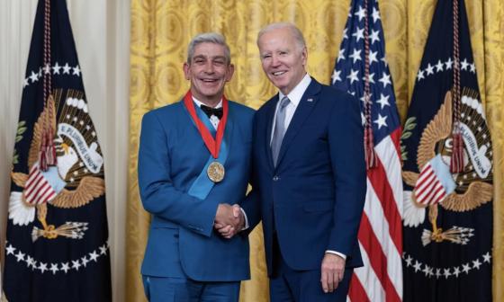 El poeta cubano Richard Blanco junto al presidente de EEUU al recibir la condecoración.