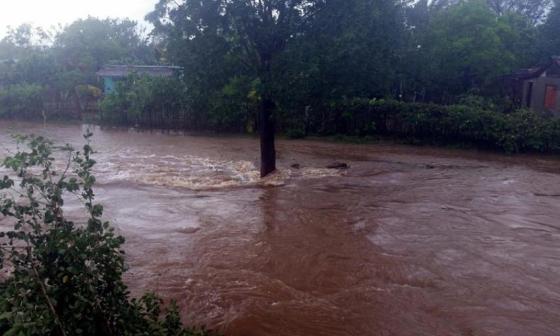 Río de Guayacanes desbordado. Foto: Roberto Carlos Armas Díaz