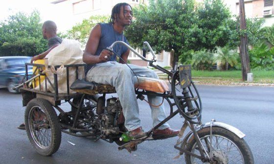 Bicicleta con motor y remolque.