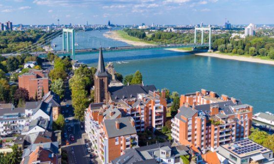 Vista del puente Colonia Rodenkirchen sobre el río Rin en la ciudad de Rodenkirchen, Alemania.