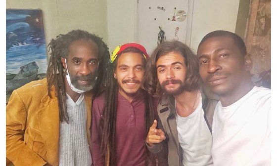 De izquierda a derecha: Rodolfo Rensoli, el guitarrista Andrés Mayo, Mauricio Mendoza y el rapero Joel Muwanda.
