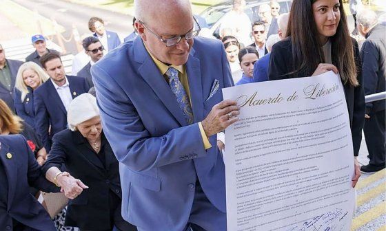 Orlando Gutiérrez-Boronat y Rosa María Payá, junto a disidentes y activistas cubanos, llevan el Acuerdo de Liberación firmado el 2 de marzo de 2026, a la ermita de la Caridad de Miami. Foto: EFE.