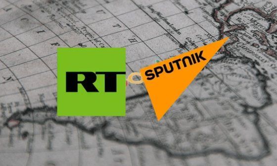 Logos de los medios oficiales rusos RT y Sputnik sobre mapa de Latinoamérica.