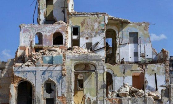 Edificio en ruinas en La Habana Vieja, Cuba.