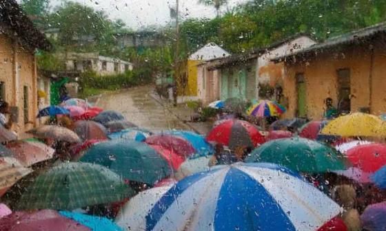 Sombrillas bajo la lluvia. Foto: Ileana Álvarez