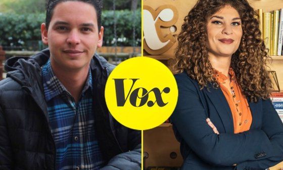 El periodista cubano Yoe Suárez y la periodista y presentadora estadounidense Noel King.