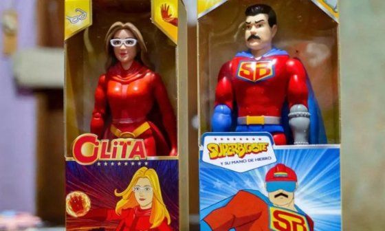 Cilita y Superbigote, juguetes venezolanos inspirados en Nicolás Maduro y su esposa CIlia Flores.