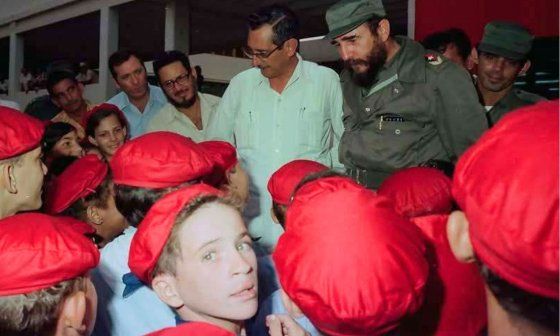 Fidel Castro inaugura la escuela "Tania la guerrillera" en Pinar del Río (1975).