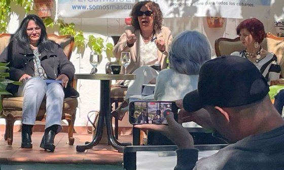 Las poetas cubana Ana Rosa Díaz Naranjo e Ileana Álvarez y la activista Iskra Salcedo en la primera edición de La Tertulia (Patio del Indiano, Madrid, 16 de mayo de 2026).