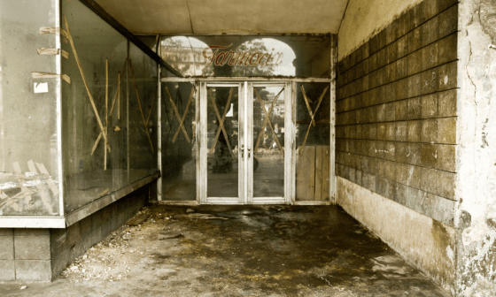 Vidrieras de una tienda abandonada y sucia en Cuba.