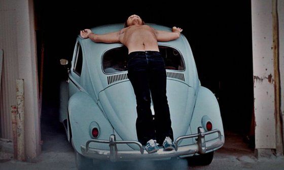 "Trans-Fixed", performance de Chris Burden (1974).