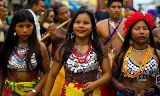 muchachas de una comunidad indígena colombiana