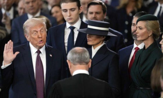 Trump, junto a la primera dama, Melania, y su hijo Barron, en la toma de posesión presidencial.