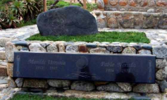 Tumba de Neruda con piedra negra encima. Foto: Ricardo A. Koon