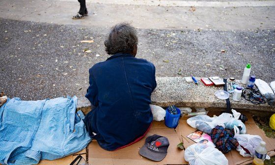 Un hombre vendiendo objetos varios en La Habana.