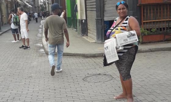 Mujer que vende periódicos en las calles de La Habana