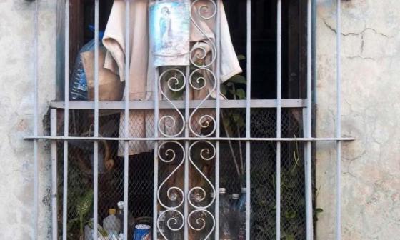 Un vestido en una ventana. Foto de Francis Sánchez