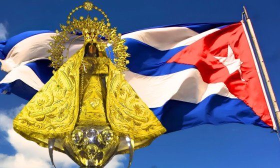 Virgen de la Caridad del Cobre y bandera cubana.