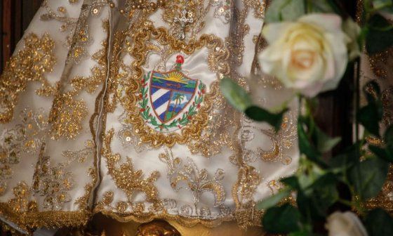 detalle que muestra el escudo de Cuba en el vestido de la Virgen de la Caridad del Cobre 