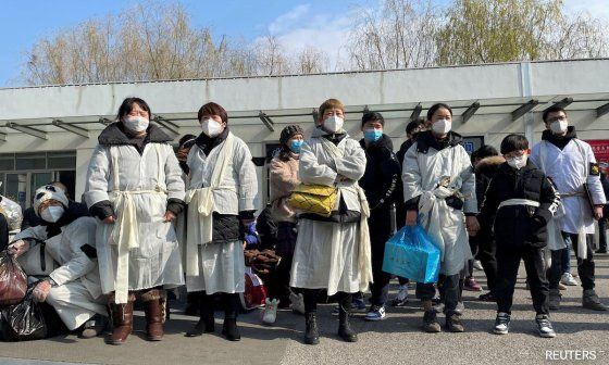 Personas en China se protegen del virus.