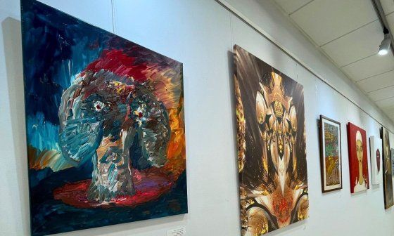 Vista parcial de la exposición colectiva "Las dos orillas", en el Centro Cultural José Luis Sampedro, Madrid (6 al 30 de abril de 2026).