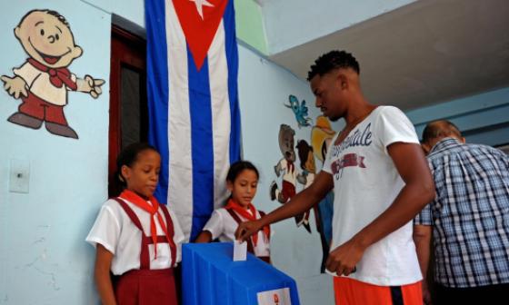 Un cubano participa en las votaciones convocadas por el régimen. 