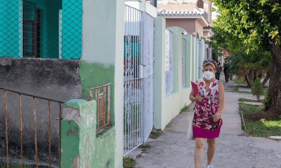 Mujer caminando.