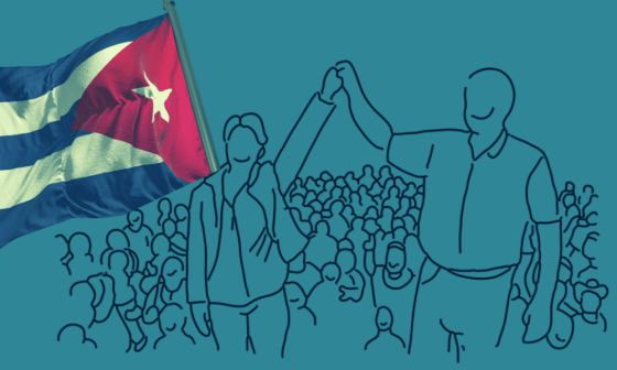 Personas manifestándose junto a la bandera cubana.