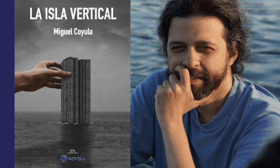 Miguel Coyula junto a su novela La isla vertical.
