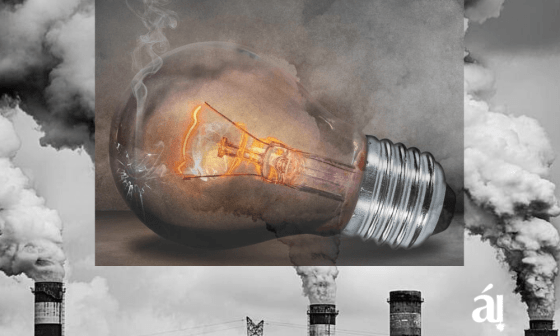 Bombillo roto sobre el humo que provoca la industria de generación de electricidad con combustibles fósiles.
