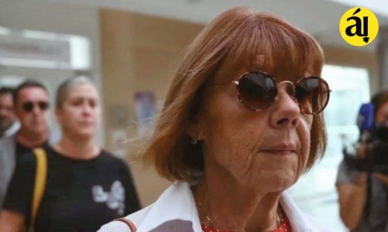 Mujer con anteojos y camisa blanca