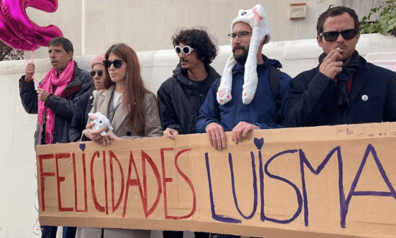 Cubanos protestando por la libertad de Luis Manuel Otero sostienen un cartel en el que se lee "Felicidades Luisma".