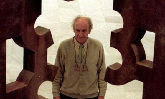 Chillida junto a su obra.