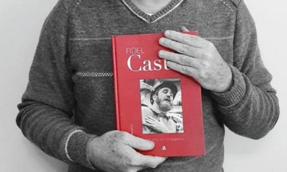 Yannier Palao, con un libro sobre Fidel Castro..jpg